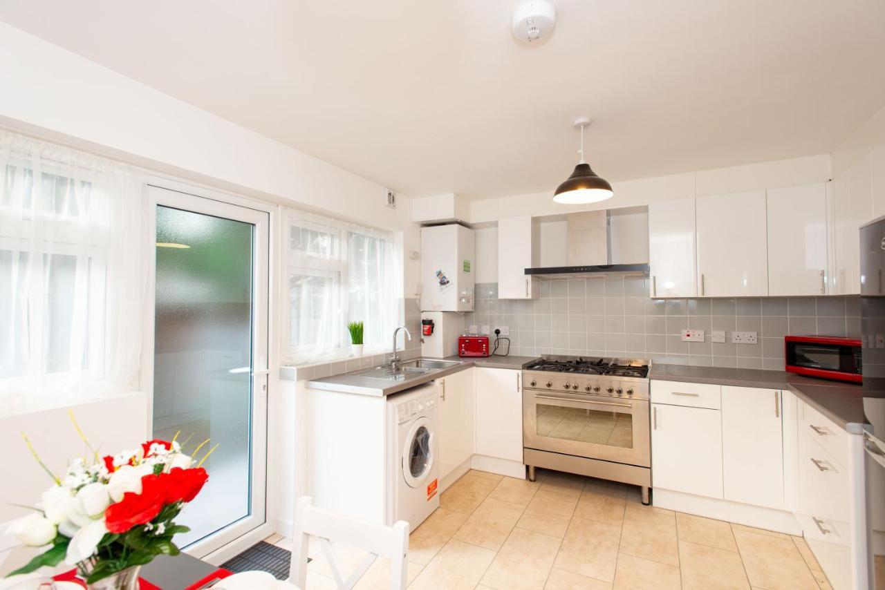 Stunning Four Bedroom House Close To Excel, O2 & Central London With Free Parking ภายนอก รูปภาพ