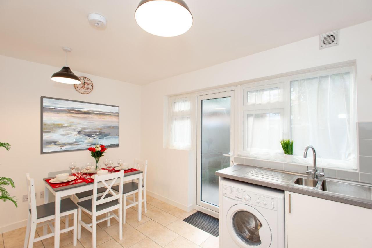 Stunning Four Bedroom House Close To Excel, O2 & Central London With Free Parking ภายนอก รูปภาพ