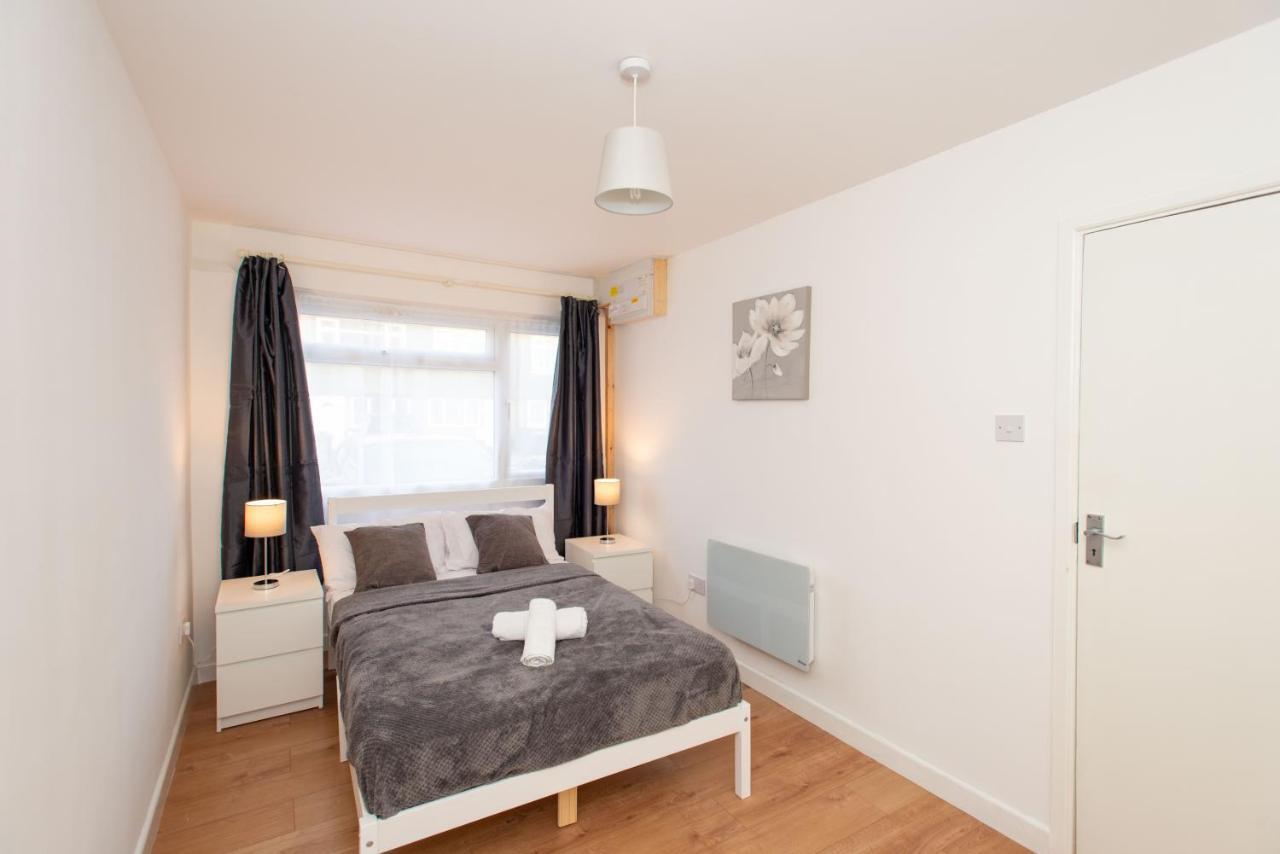 Stunning Four Bedroom House Close To Excel, O2 & Central London With Free Parking ภายนอก รูปภาพ